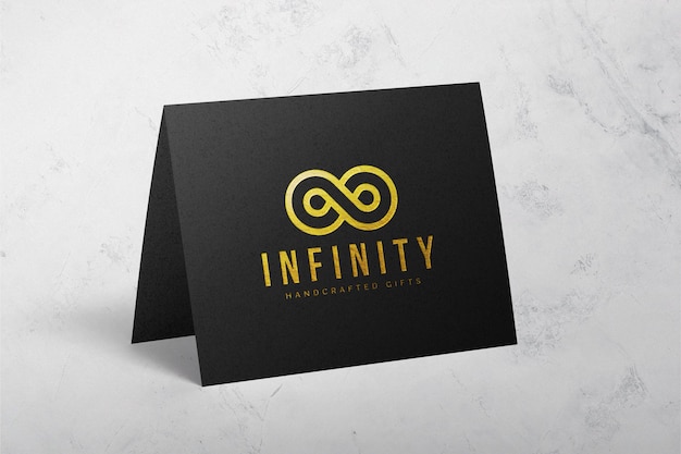 Mockup logo dorato su carta nera