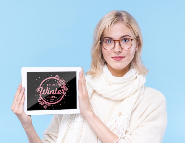 PSD gorgeous young girl holding mock-up sign