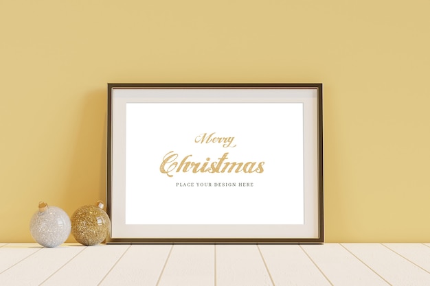 Gouden frame met kerstballen mockup