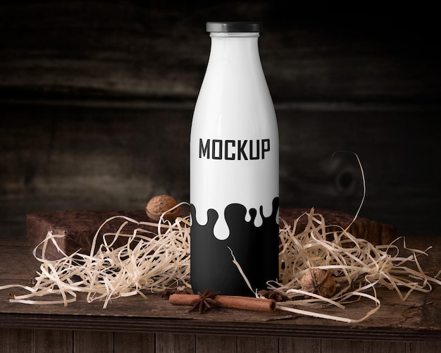 Gratis psd-mockup een zwart-witte fles met een zwart-wit label waarop mockup staat