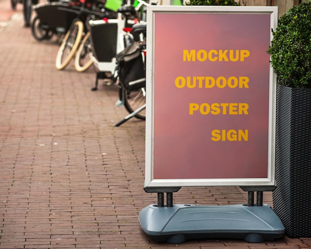 Gratis psd-modellering van een bord buiten een winkel waarop een nagemaakt buitenposterbord staat