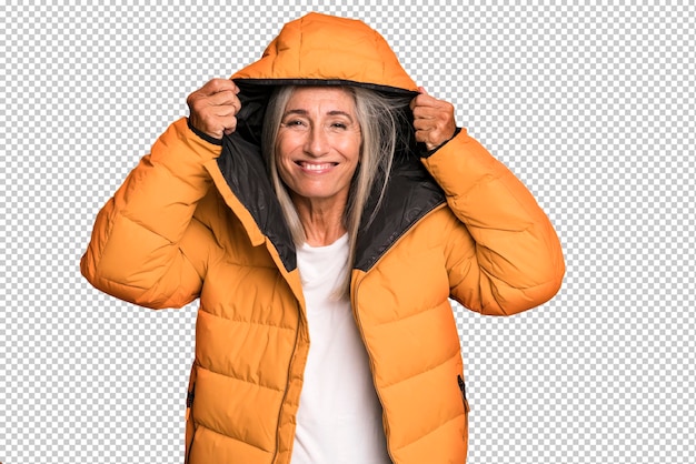 PSD donna graziosa senior dei capelli grigi che indossa un inverno anorak e un concetto freddo