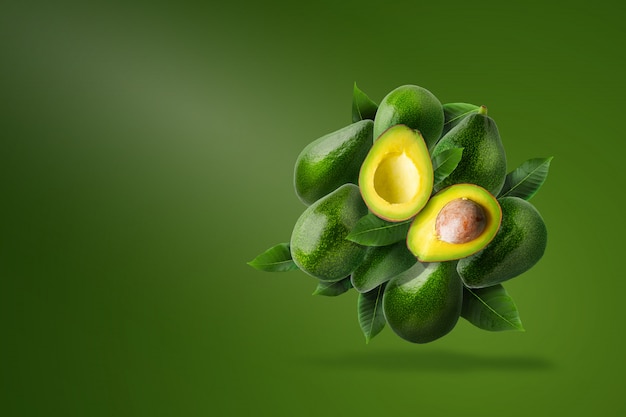 Зеленый спелый авокадо, изолированных на зеленый.