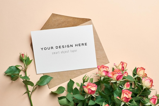 Mockup di biglietto di auguri con busta e disegno di fiori di rose