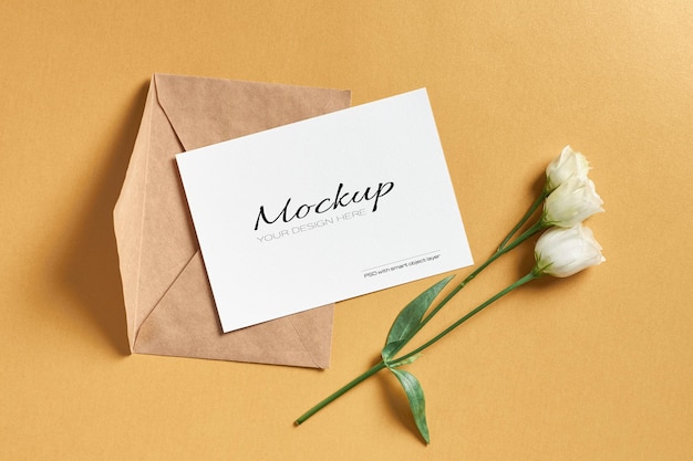 封筒と白いトルコギキョウの花とグリーティングカードのモックアップ