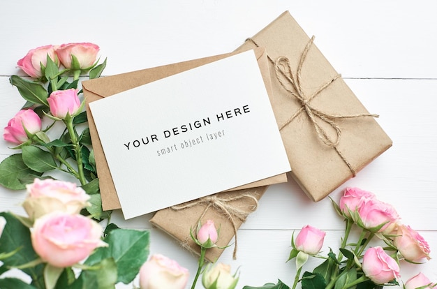 Mockup di biglietto di auguri con scatole regalo e fiori di rose