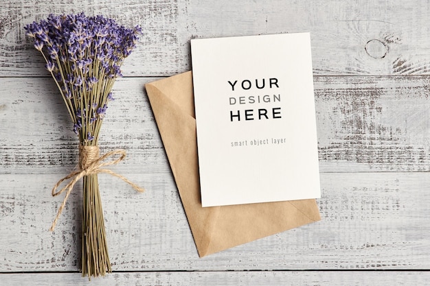 Mockup di biglietto di auguri con bouquet di fiori di lavanda naturale