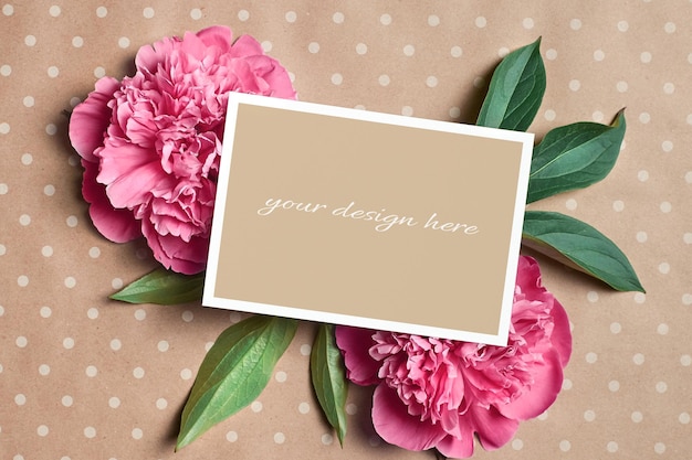 PSD Макет поздравительной открытки с розовыми цветами пиона на фоне крафт-бумаги