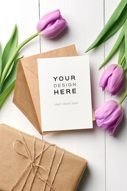 PSD Макет поздравительной открытки с цветами тюльпанов и подарочной коробкой