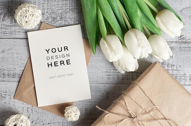 Макет поздравительной открытки с цветами тюльпанов и подарочной коробкой