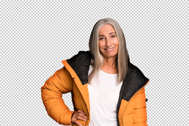 Grijze haar senior mooie vrouw draagt een anorak winter en koud concept