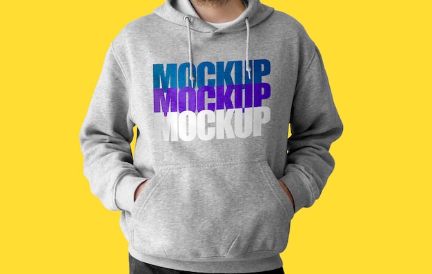 Grijze hoodie op geel mockup