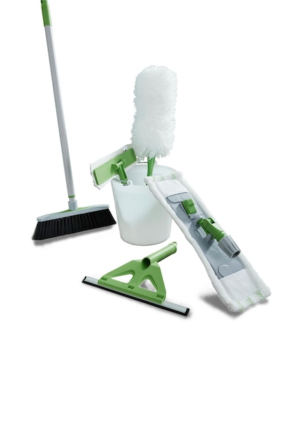groene en witte set van schoonmaakmiddelen op de vloer in de kamer