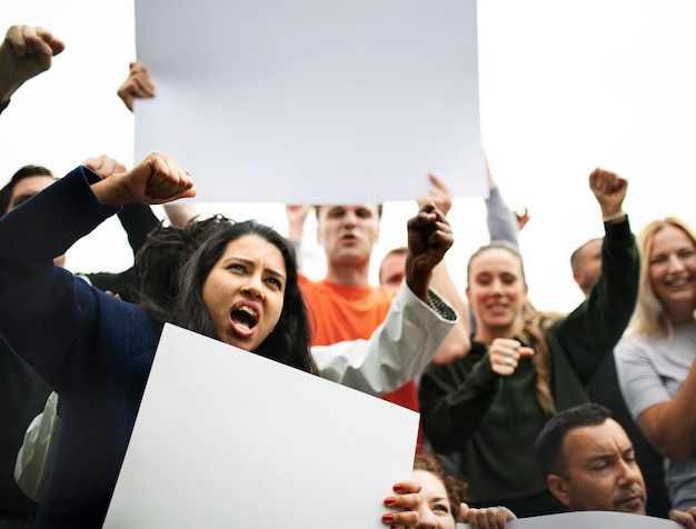 Groep boze activisten protesteert