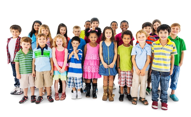 Groep diverse jonge geitjes die zich verenigt geïsoleerd op wit