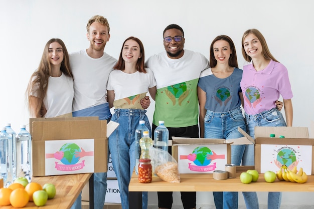 Groep mensen die met schenkingen helpen