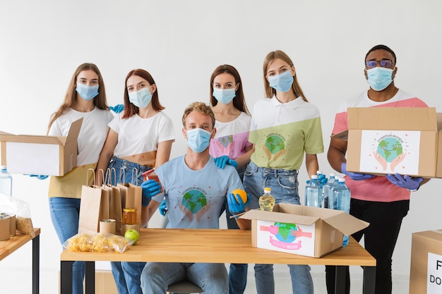 Groep mensen die met schenkingen helpen