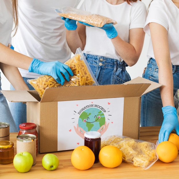 Groep mensen die met schenkingen helpen