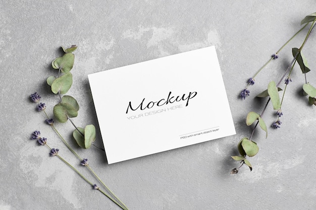 PSD groet of bruiloft uitnodigingskaart mockup met droge lavendel en eucalyptusbloemen