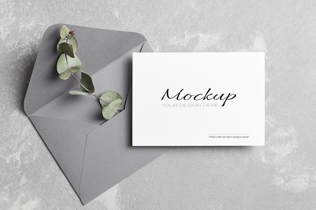 Groet of bruiloft uitnodigingskaart mockup met envelop