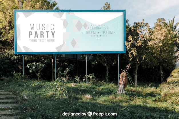 PSD groot billboard mockup in de natuur