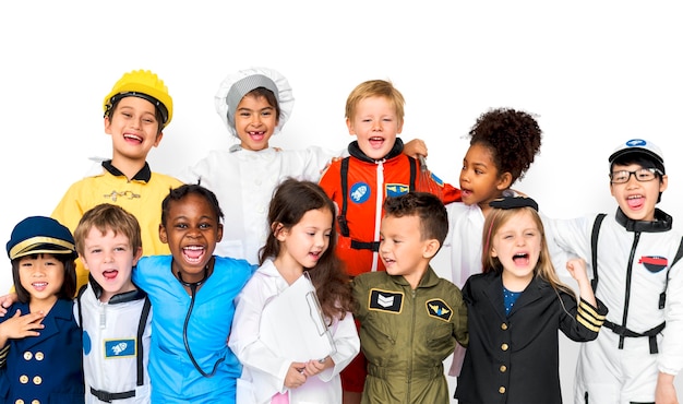 PSD gruppo di bambini adorabili e adorabili che sorridono e che indossano le loro uniformi di lavoro dei sogni