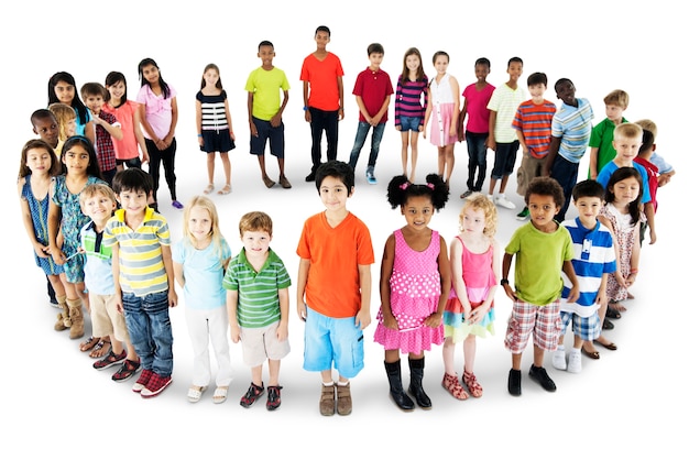 PSD Группа разнообразных детей, стоящих вместе