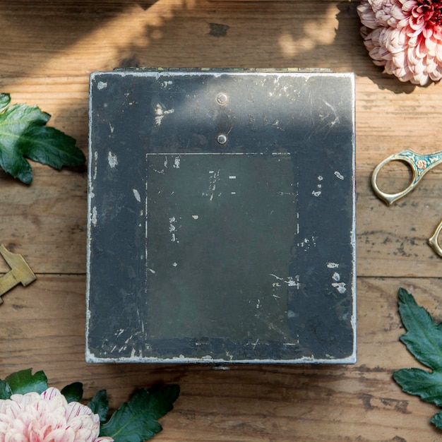 Grunge metalen blauwe doos mockup op een houten tafel