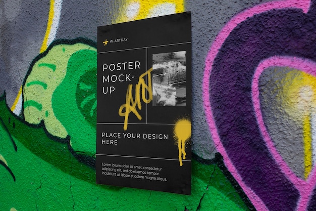 PSD design mock-up poster grunge su superficie ruvida all'aperto con vernice spray