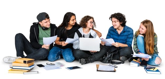 Grupa studentów studiujących razem