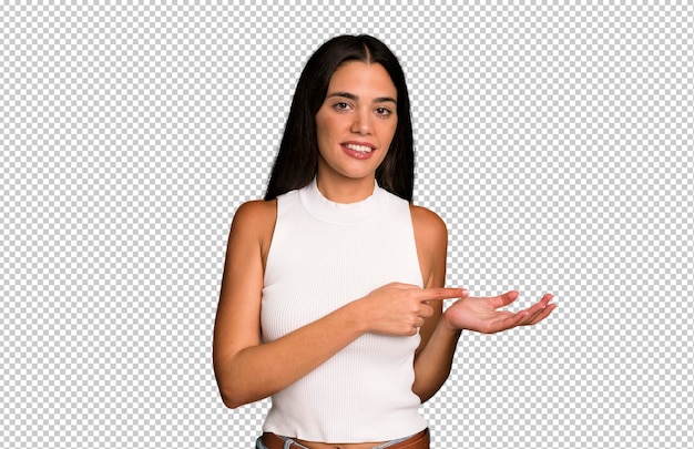 Gülümseyen, mutlu hisseden, kaygısız ve memnun, yandaki boşlukta bir konsepti veya fikri işaret eden