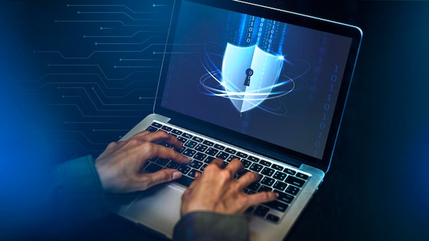 PSD hacker che decifra il codice di sicurezza su un laptop