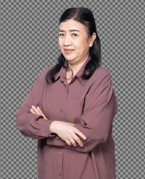 PSD Половина тела портрет 60-х 70-х годов пожилой азиатской женщины черные волосы фиолетовая рубашка крест рука смотреть на камеру. старшая бабушка скрещивает руки с улыбкой и превращает вид спереди сбоку на белом фоне изолированы