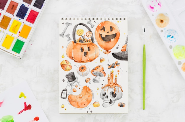 Disegni artistici di halloween sul taccuino