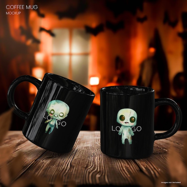 PSD mockup della tazza di caffè di halloween di due tazze con una casa stregata sullo sfondo