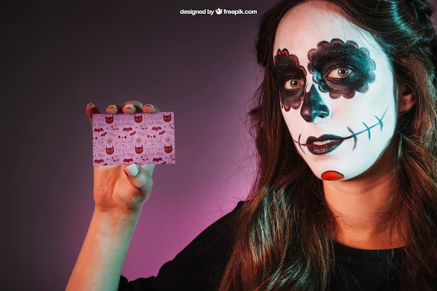 Halloween mockup met meisje met visitekaartje