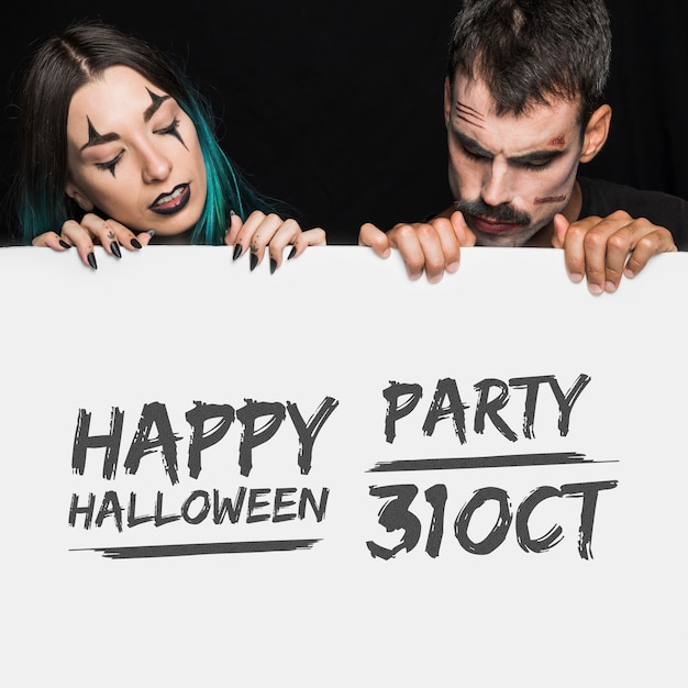 PSD Хэллоуин макет с надписью на большой доске и пара