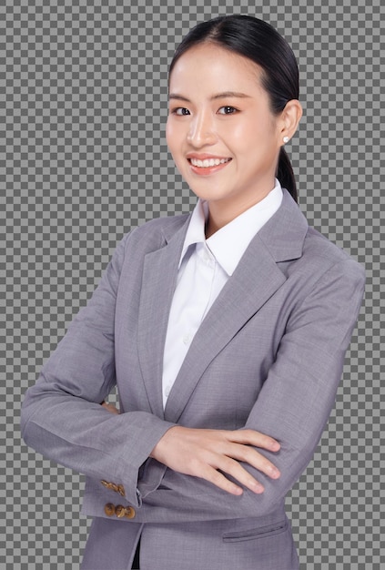 Halve lichaamsportret van 20s Aziatische vrouw zwart haar grijs pak, glimlach naar camera cross hand geïsoleerd. Office meisje vormt zakelijke vertrouwen en succes over witte achtergrond geïsoleerd