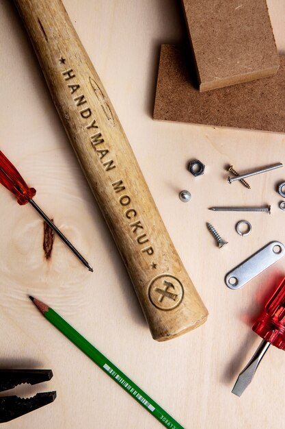 Martello con mock-up effetto testo inciso su manico in legno