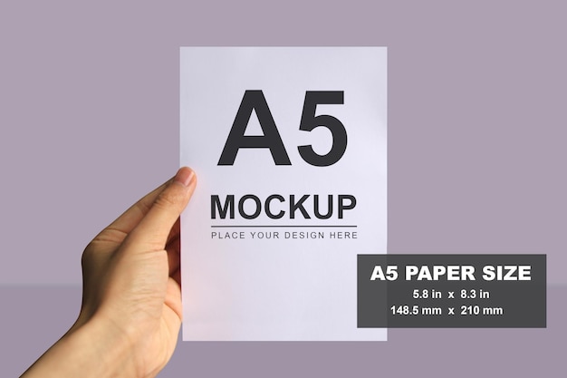 PSD mano che tiene il mockup di carta a5 mockup di formato carta internazionale verticale a5