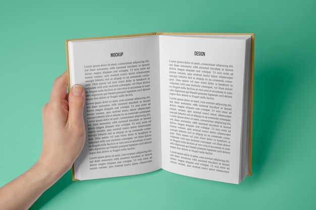 PSD mockup del libro della holding della mano