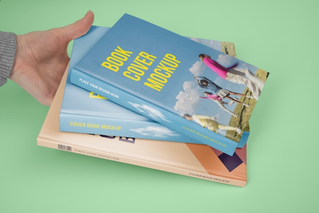 PSD mockup del libro della holding della mano