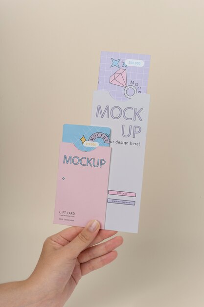 Mockup di carta regalo con mano