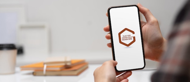 スマートフォンのモックアップを持っている手