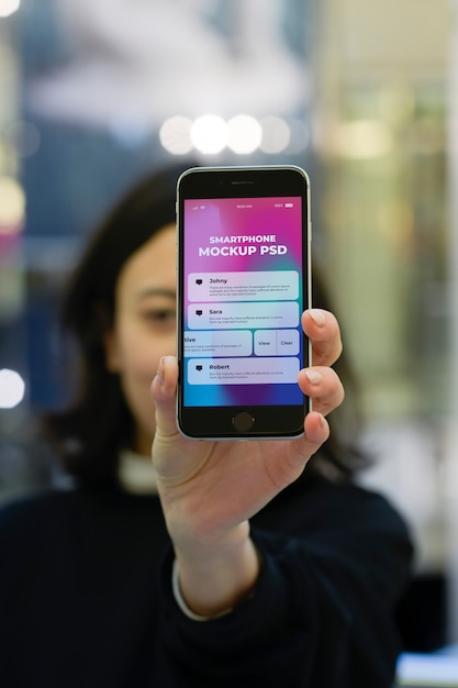 PSD mano che tiene smartphone moderno