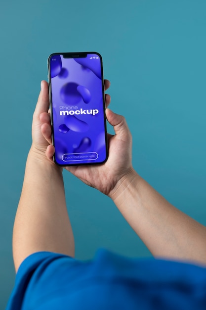 PSD mockup dello schermo del telefono della tenuta della mano