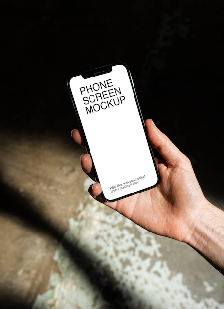 Una mano che tiene un telefono con mockup dello schermo