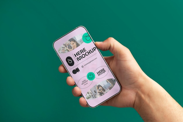 PSD mano che tiene smartphone mockup