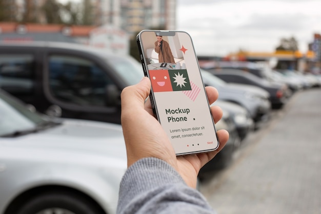 手持ちのスマートフォンのモックアップ