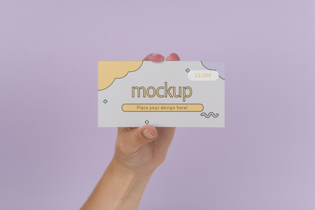 PSD hand met cadeaubon mockup